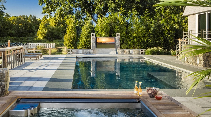 What is a Good Outdoor TV for a Backyard?